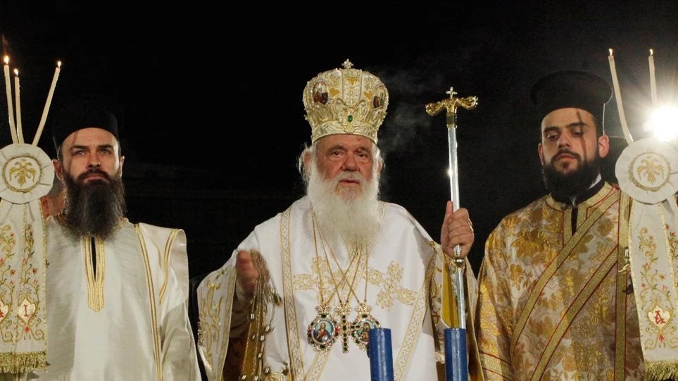 Κίνηση με ιδιαίτερο συμβολισμό: Σταμάτησε το Χριστός Ανέστη ο ίδιος ο Ιερώνυμος και έψαλλε τον Εθνικό Ύμνο – Δείτε βίντεο